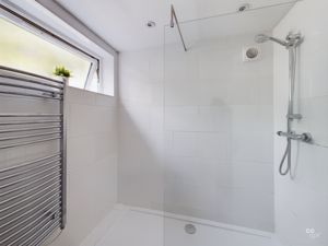 shower room - click for photo gallery
